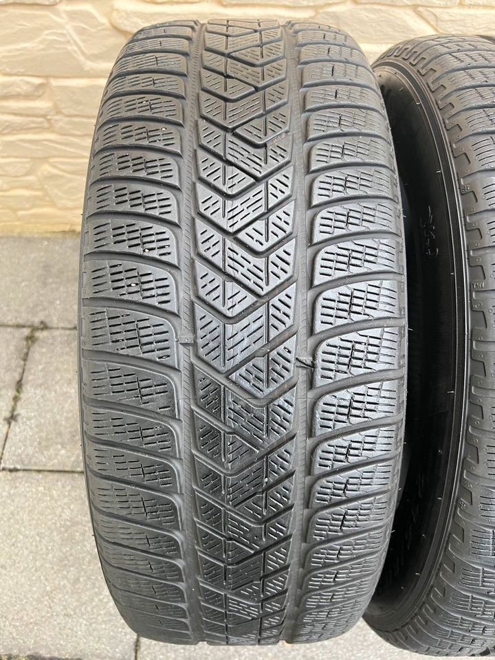 2x 235 60 R18 103H Winterreifen Pirelli 5mm DOT:4020 in Meschede