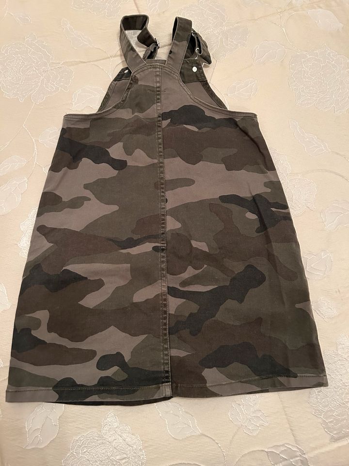 Latzkleid Camouflage Kleid in Berlin