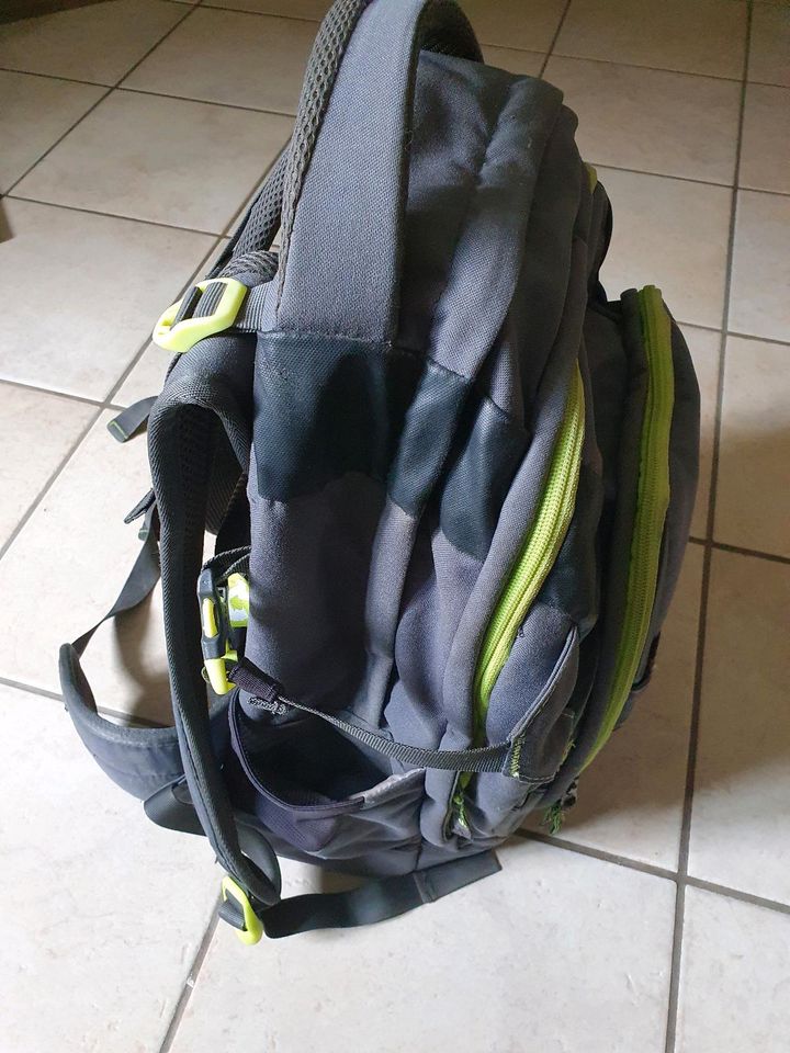 Satch Rucksack Schulrucksack in grau/grün in Baunatal