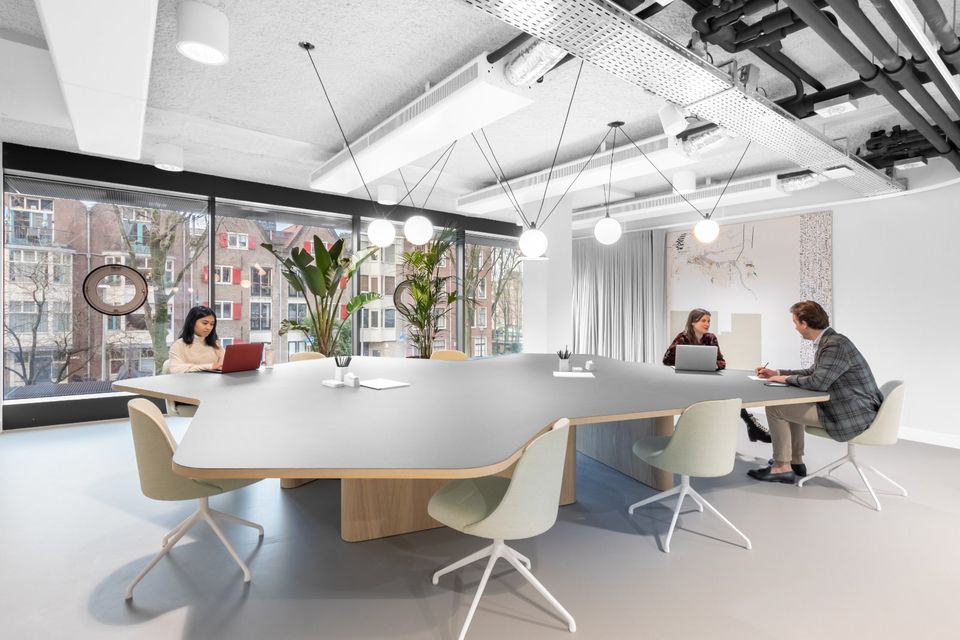 Werde Teil eines kollaborativen Coworking-Umfelds in Spaces The Docks in Frankfurt am Main