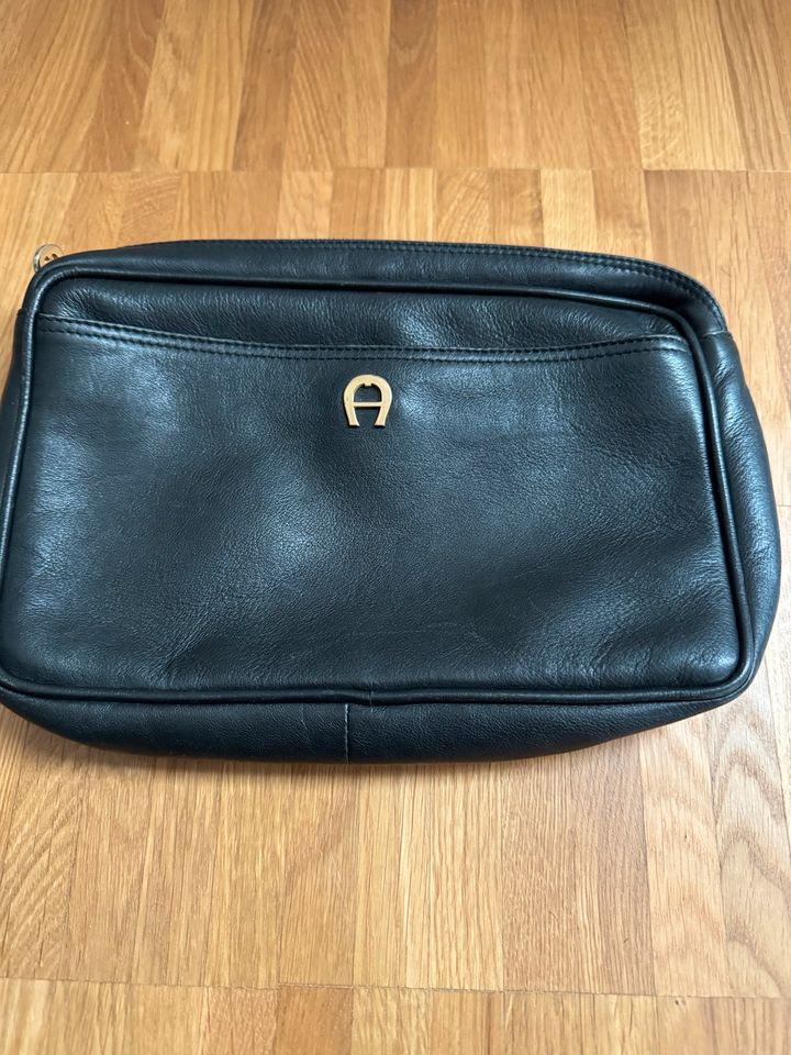 Aigner Tasche kompakt Leder schwarz 27cm x 18cm in Düsseldorf