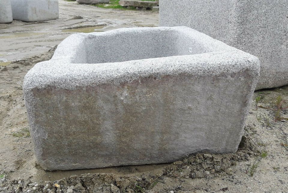 Granitbrunnen, Granittrog, Steintrog für Wasser, Brunnentrog