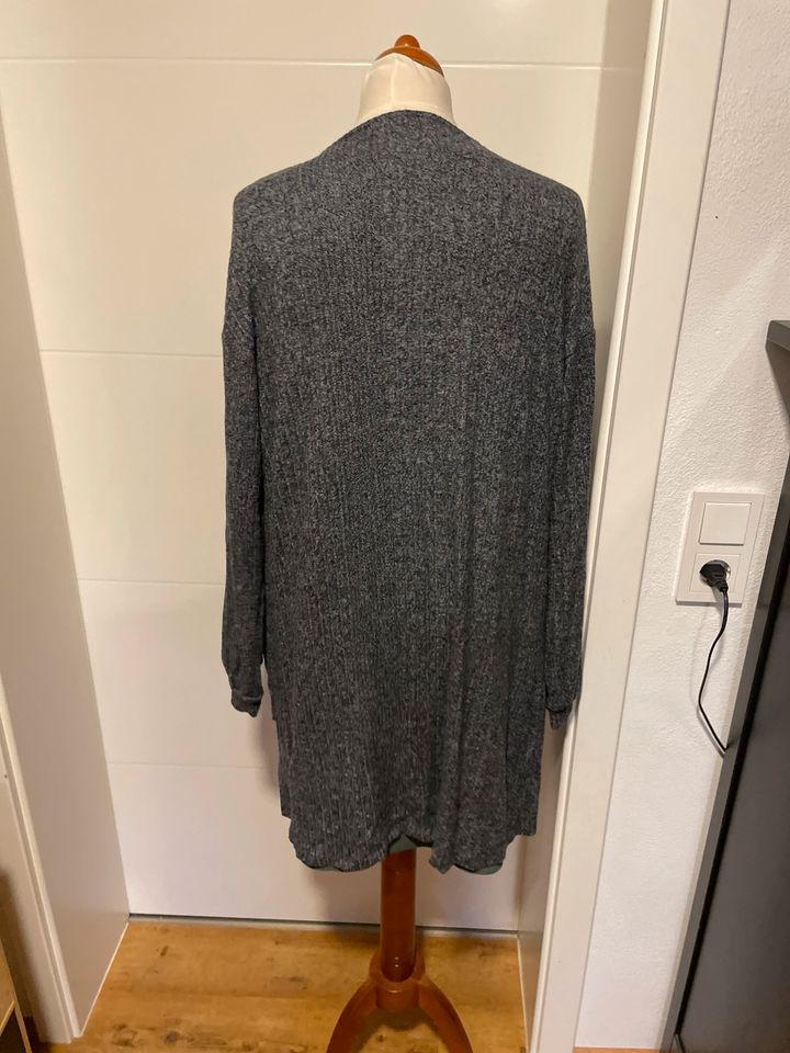 Schöne Strickjacke lang von Only Größe M grau in Freiamt