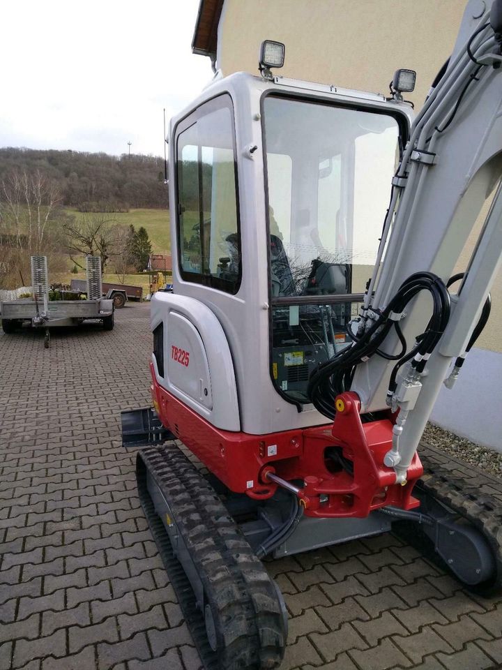 Vermietung Miete Minibagger Bagger Takeuchi TB225 Powertilt in St. Wendel