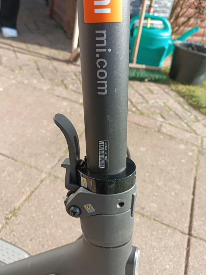 Xiaomi MI E-Scooter Essential +Ladegerät +Anleitung +OVP, wie NEU in Kirchlinteln
