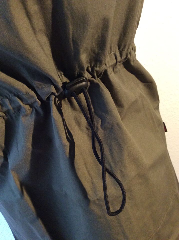 schönes trägerkleid aus baumwolle mit gummizug / khaki in Berlin