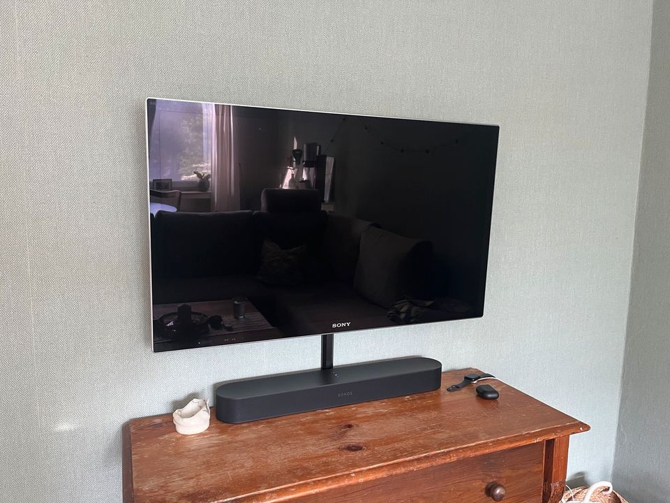 Sony Fernseher mit Wandhalterung und Chromecast in Oldenburg