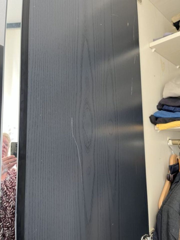 Kleiderschrank schwarz mit 3 Spiegeltüren in Peine