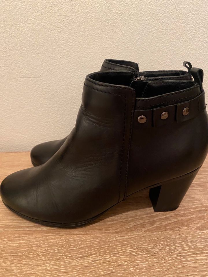 Damen Schuhe Leder Stiefeletten Boots Absatz schwarz neuwertig 38 in Fürstenzell