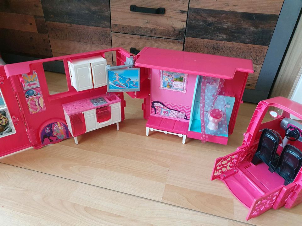 Barbie Wohnmobil mit 3 Camping Barbies und viel Zubehör in Aystetten