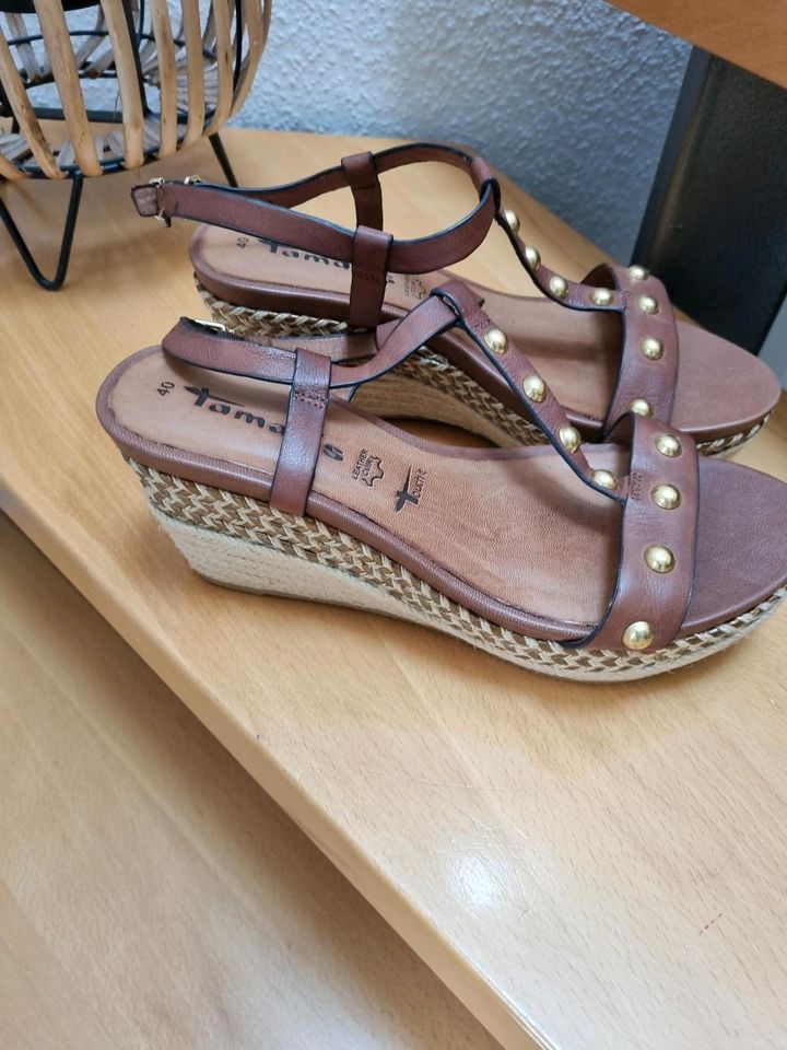 Tamaris Leder Sandalen Keilabsatz Neu Gr.40 braun Nieten Ibiza in Gescher