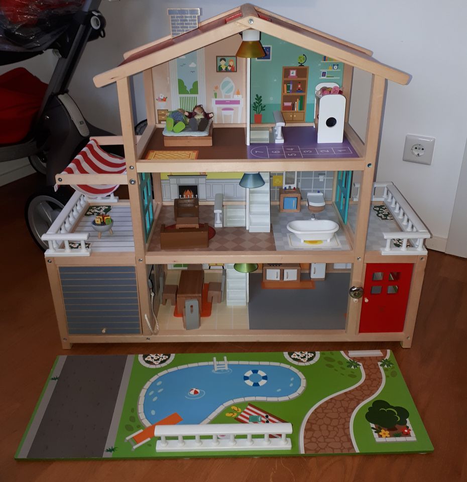 Puppenhaus von HAPE mit Familie und Einrichtung in Bottrop