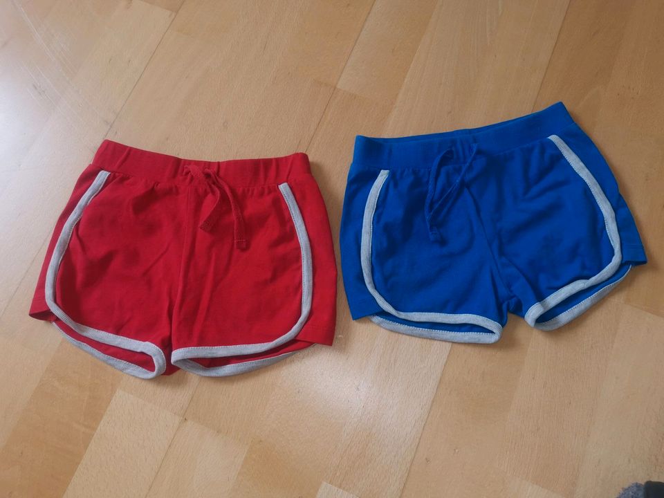 2 kurze Hosen Shorts 74 80 rot blau in Cremlingen