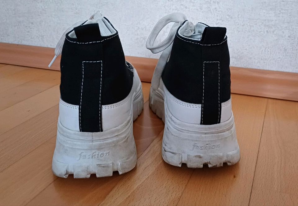 Damen Schuhe 38 / 38,5 schwarz weiß High Sneaker Plateau Sohle in Bad Sulza
