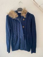 Strickjacke mit Kapuze und Kunstfell Gr. 34 Nordrhein-Westfalen - Rheinbach Vorschau