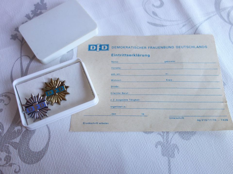 DDR Abzeichen Anstecker DFD Frauenbund + Eintrittserklärung ges. in Erfurt