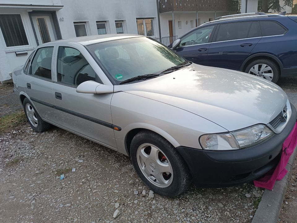 Opel Vectra 1,8 Liter, 101 PS Silberfarbig TÜV bis 06/ 2025 in Erlangen