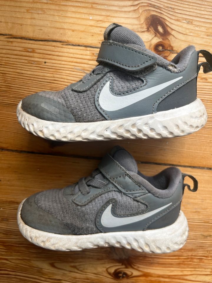 Nike Kinderschuhe - Größe 22 in Berlin