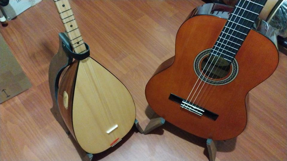 Saz-Baglama Ständer aus Holz-Gitarren Ständer in Flörsheim am Main