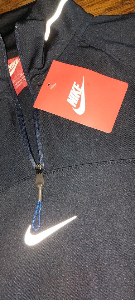 Nike neu damen sport langarmschirt in Böklund