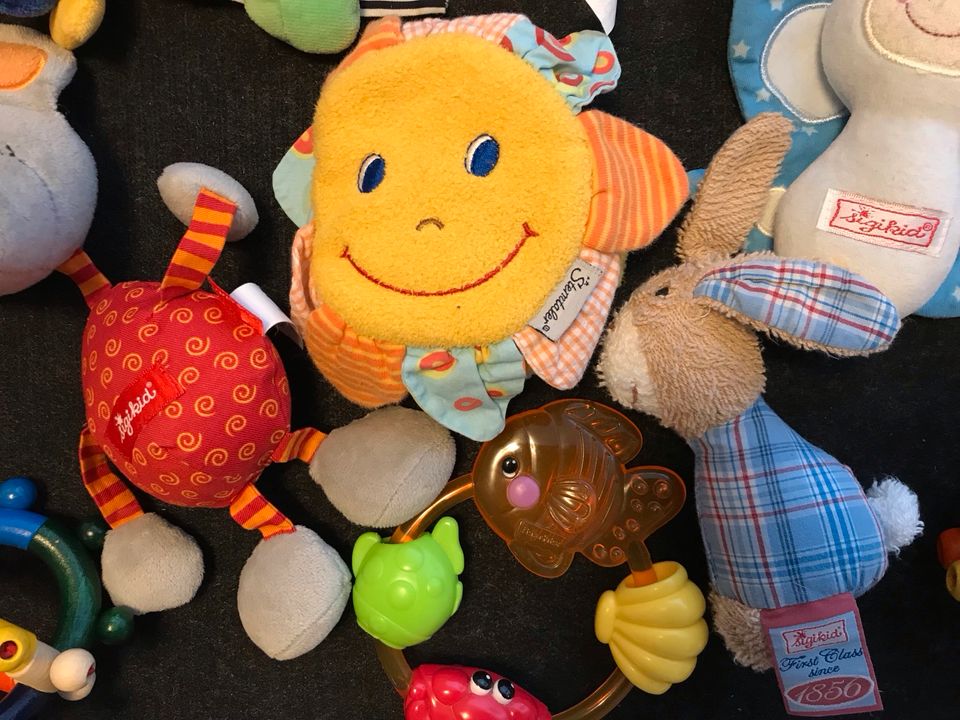 Konvolut Kinderspielzeug Kleinkinder Spieluhr Rassel in Alt Mölln