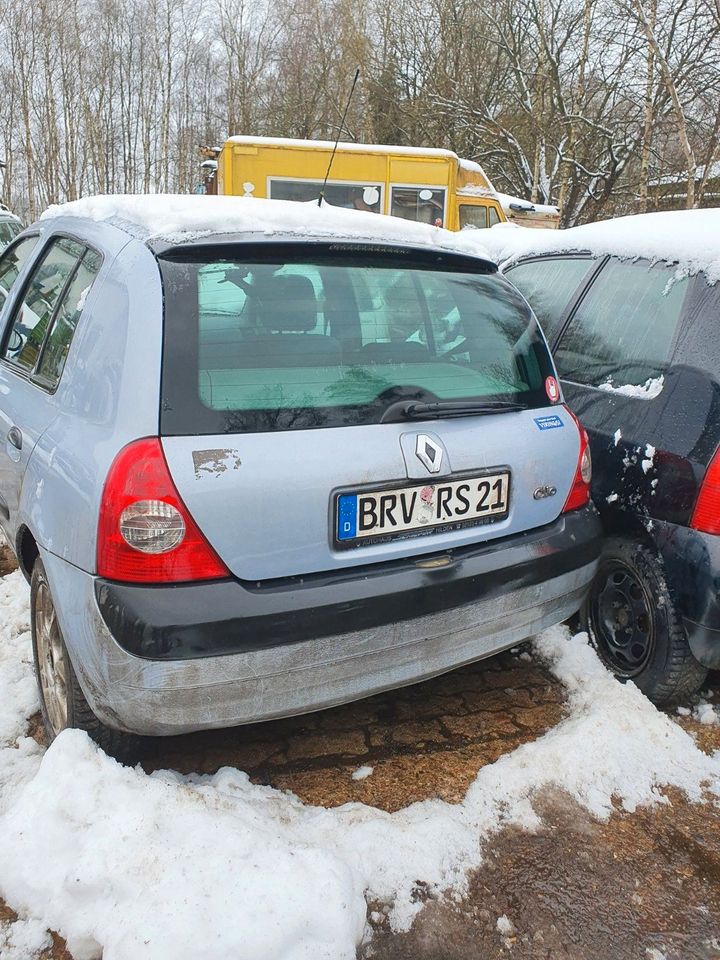 Renault Clio Schlachtfest Ersatzteile Einzelteile Blau Bj.2004 in Bremervörde