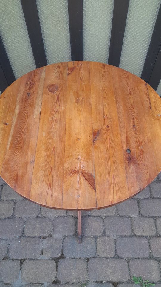 Tisch rund aus Holz naturfarben in Schönefeld