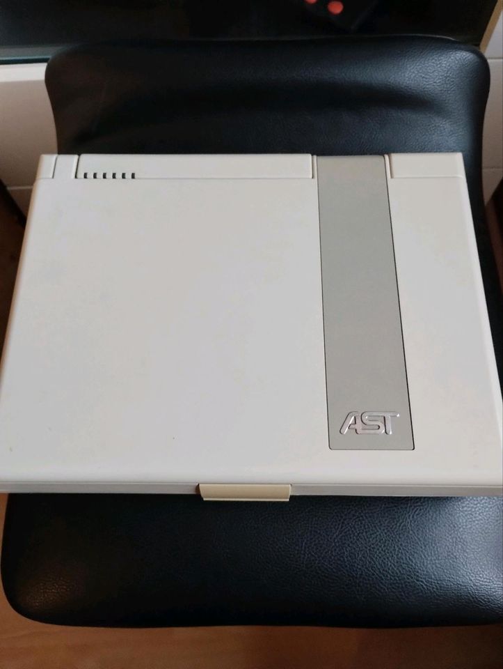 AST Premium Exec 386SX/20 Retro/Vintage Laptop in Uslar