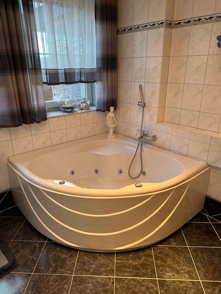 Badewanne Jacuzzi Wanne Indoor Badezimmer Ecke Whirlpool in Albstadt