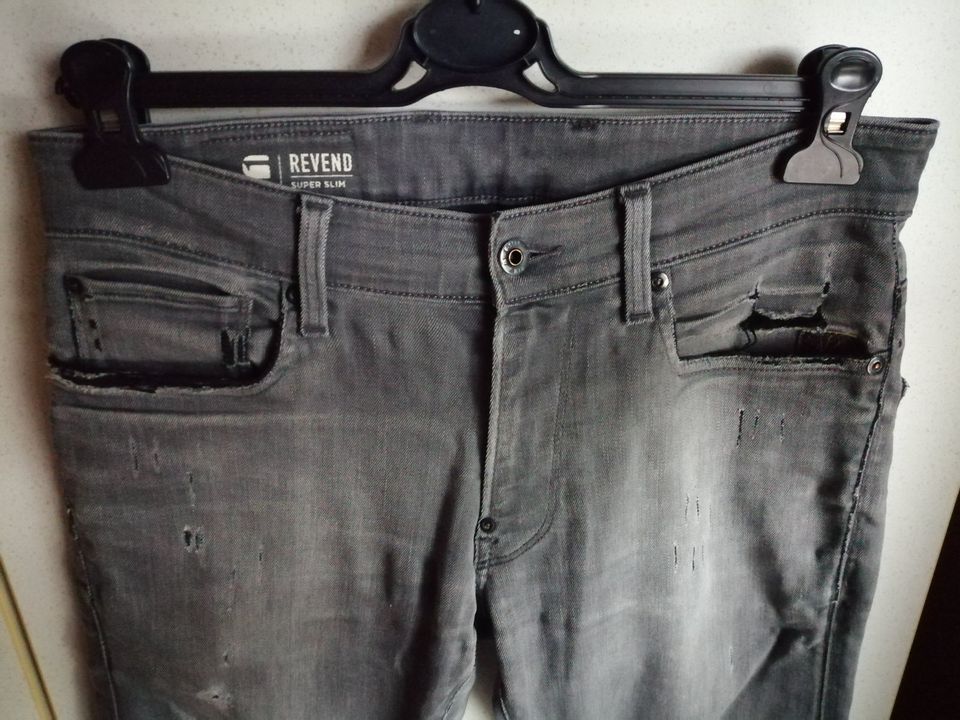 G-Star RAW Jeans Revend Super Slim Gr.30/34 grau Destroy Reißvers in Langenberg