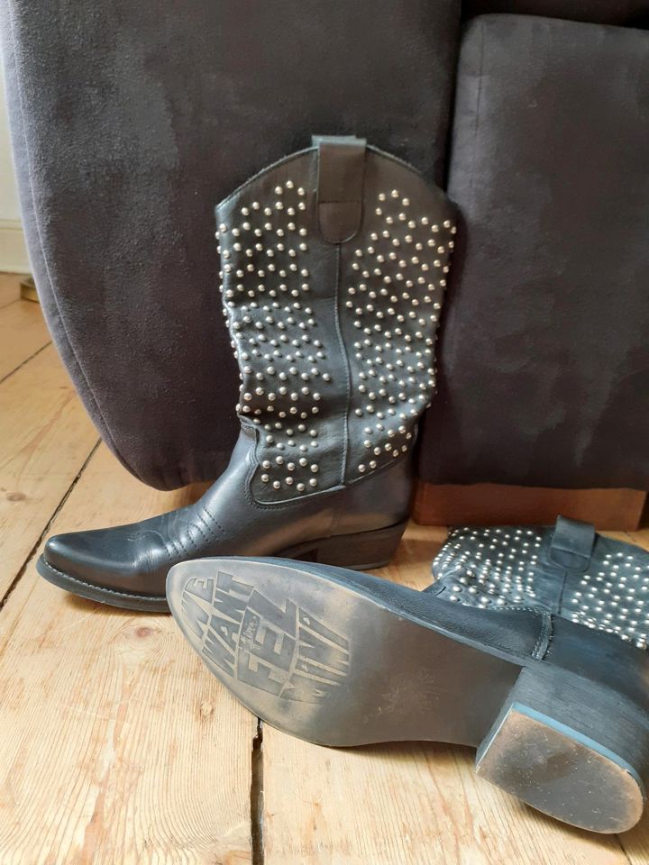 Cowboystiefel mit Nieten in Essen