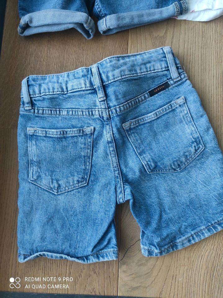 Kurze Shorts  Latzhose Gr.98 neu und neuwertig in Langerringen