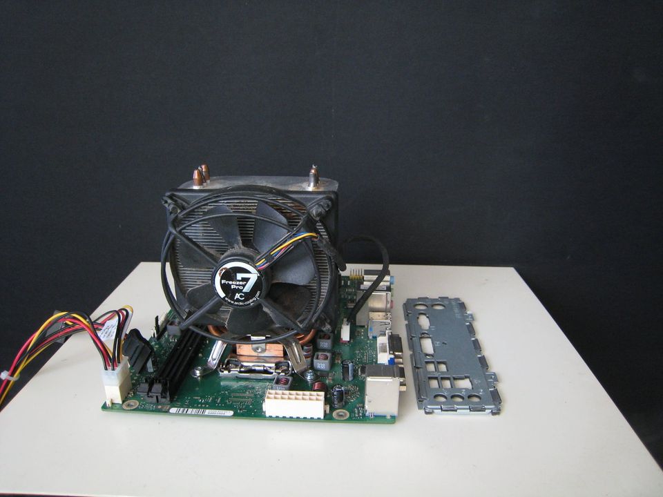 Bandel Fujitsu D3230-a11 GS 1 Mainboard  mit Blende,CPU,Kühlung in Kiel