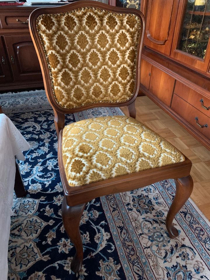 Mahagoni Esstisch Stühle mit goldener Polsterung in Bremen