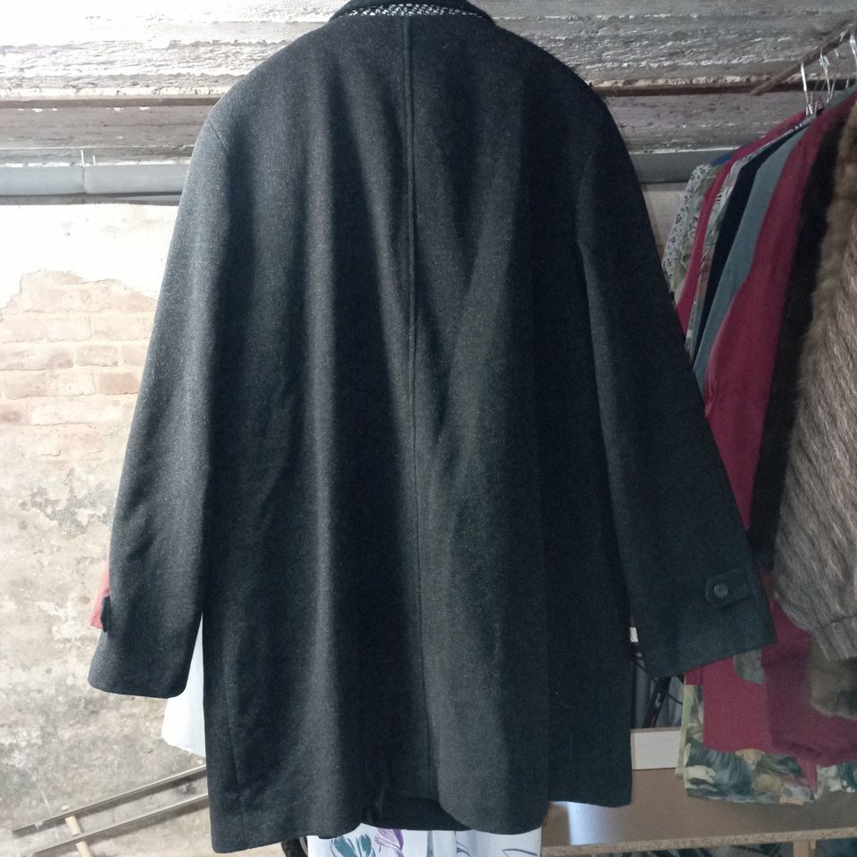 Warmer schwarzer Mantel aus Wolle-Gemisch in Neunkirchen