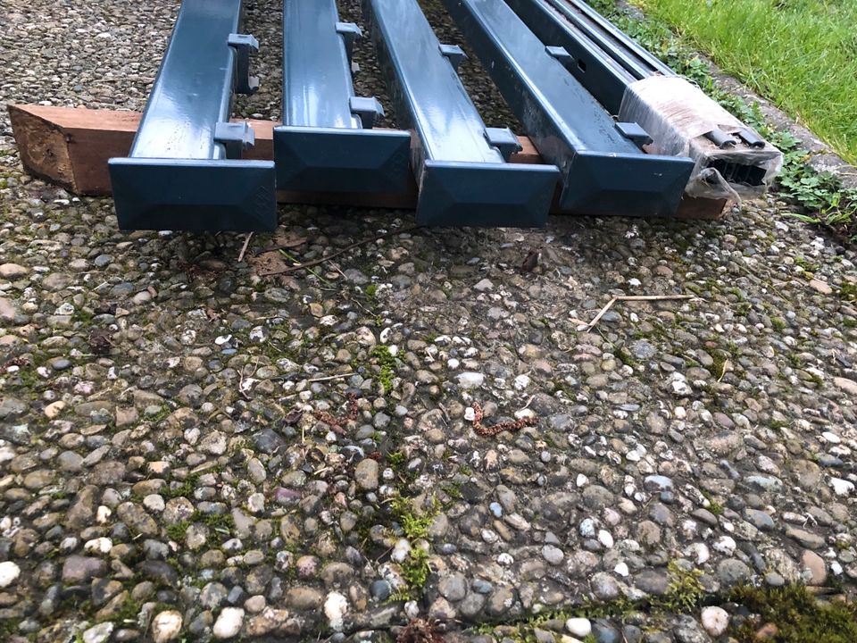 Zaunpfosten mit Fußplatte für Doppelstabmattenzaun, RAL7016 in Elz