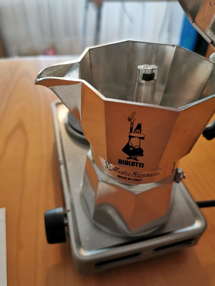 Bialetti Moka Express mit kleiner Herdplatte in Frankfurt am Main