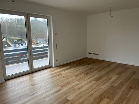 Hochmoderne Eigentumswohnung mit Garage, Balkon und Blick ins Grüne in Schwalbach-Elm in Schwalbach