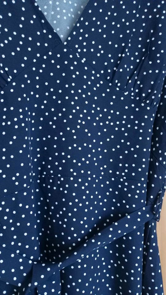 Sommerkleid blau mit Punkten , NEU in Drei Gleichen