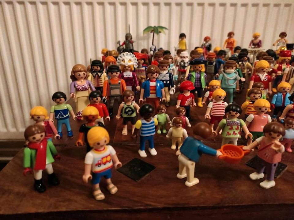 108 Playmobil Figuren + 13 Pferde +3 Kühe + 39 Zäune in Hetlingen