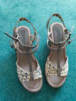 Esprit Sandalen mit Keilabsatz, Größe 40, wie neu Bayern - Hilgertshausen-Tandern Vorschau