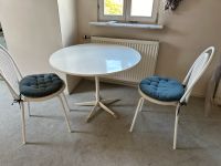 Runder Tisch aus Metall in weiß und Stühle Hessen - Flörsheim am Main Vorschau