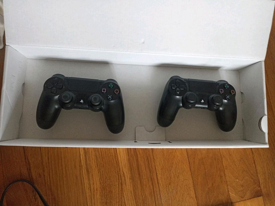 Sony playstation 4 1TB 2 controller + NBA 2K20 in Würzburg