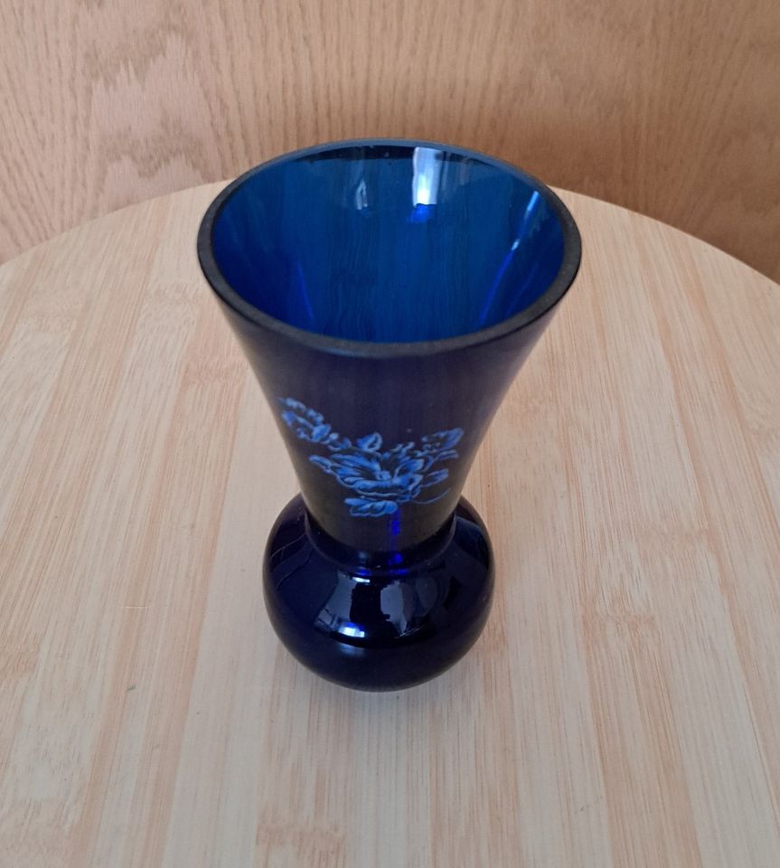 blaue BLUMENVASE Art Vintage geschliffen. Bitte Selbstabholung in in Merseburg