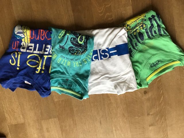 4 TShirts 116/122 in Überherrn