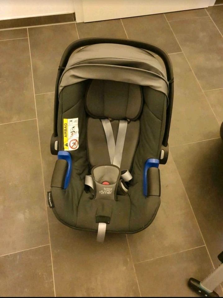 Babyschale Britax Römer Baby-Safe i-Size inkl. Zubehör/isofix in Venhaus