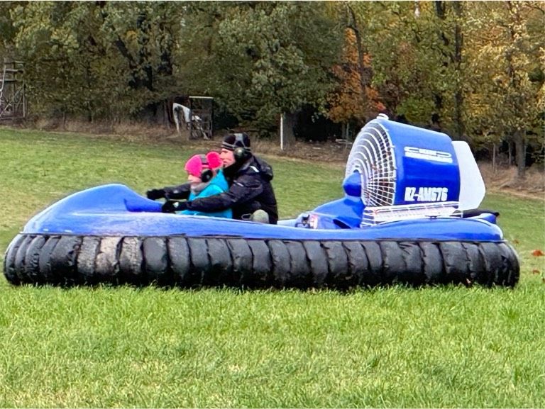 Luftkissenboot in Großschirma