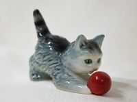Süße kleine Katze spielt mit Ball Goebel Porzellan Figur 364 Hessen - Hofheim am Taunus Vorschau