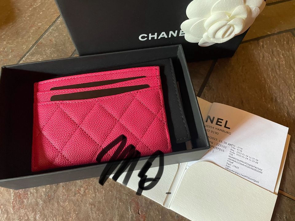 Chanel Kartenetui NEU dunkles pink in Perleberg