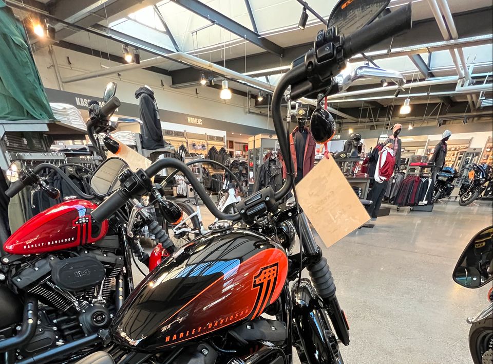 Harley-Davidson Street-Bob Neue Original Teile 2023 in Berlin